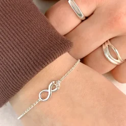 Infinity armbånd i sølv med vedhæng i sølv