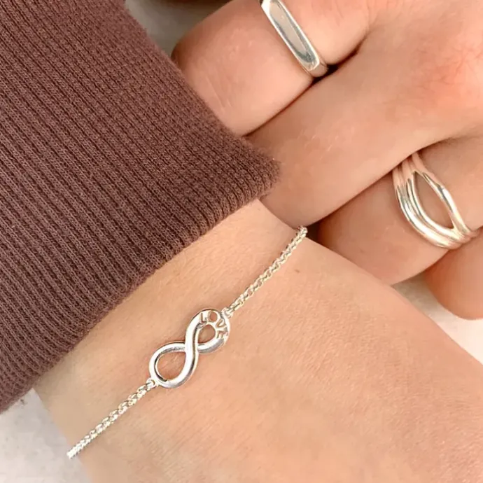 Infinity armbånd i sølv med vedhæng i sølv