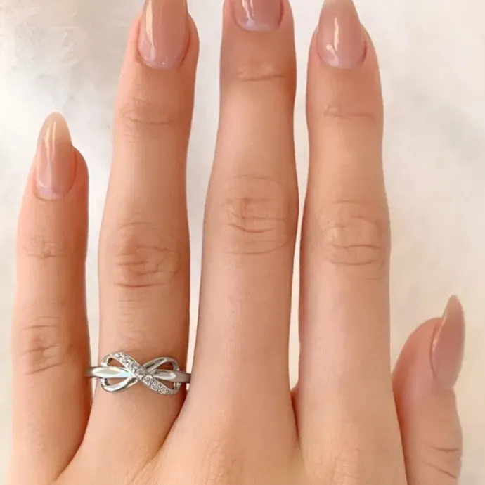 Infinity ring i rhodineret sølv