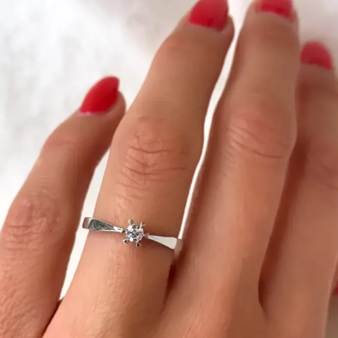 Kampagne - diamant solitairering i 14 karat hvidguld 0,10 ct