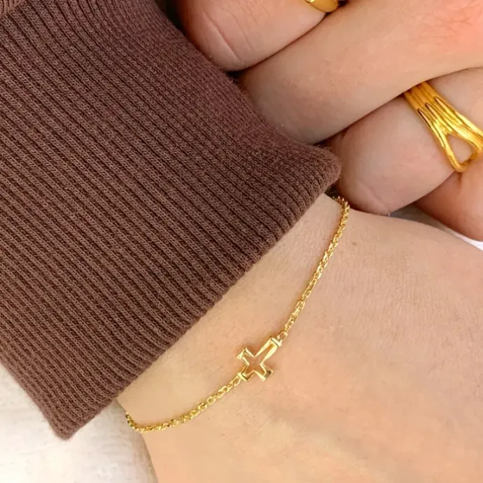 Kors armbånd i forgyldt sølv med vedhæng i forgyldt sølv