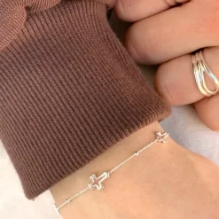 Kors armbånd i sølv med vedhæng i sølv