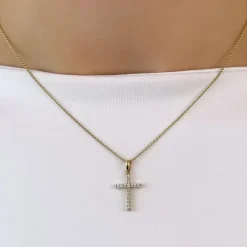 Kors diamant vedhæng i 14 karat guld 0,15 ct