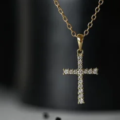 Kors diamantvedhæng i 14 karat guld 0,28 ct