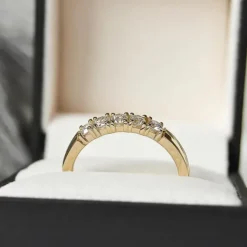 Kraftig alliancering i 14 karat guld 5 x 0,10 ct
