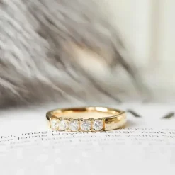 Kraftig alliancering i 14 karat guld 5 x 0,10 ct