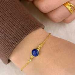 Lapis lazuli børnearmbånd i forgyldt sølv med vedhæng i forgyldt sølv