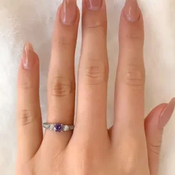 Lilla zirkon ring i rhodineret sølv