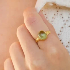Lysegrøn krystal ring i forgyldt sølv