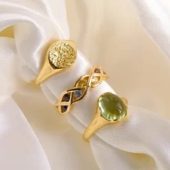 Lysegrøn krystal ring i forgyldt sølv