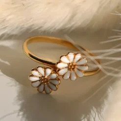 Marguerit hvid ring i forgyldt sølv - Maggie