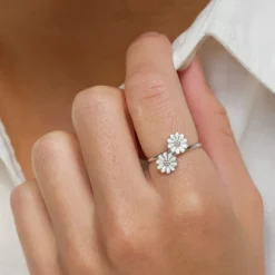 Marguerit ring i sølv med rhodinering - Maggie