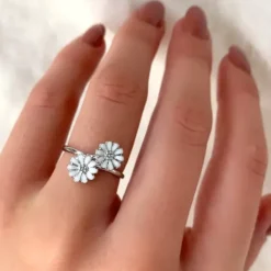Marguerit ring i sølv med rhodinering - Maggie