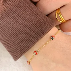 Mariehøne armbånd i forgyldt sølv med vedhæng i forgyldt sølv