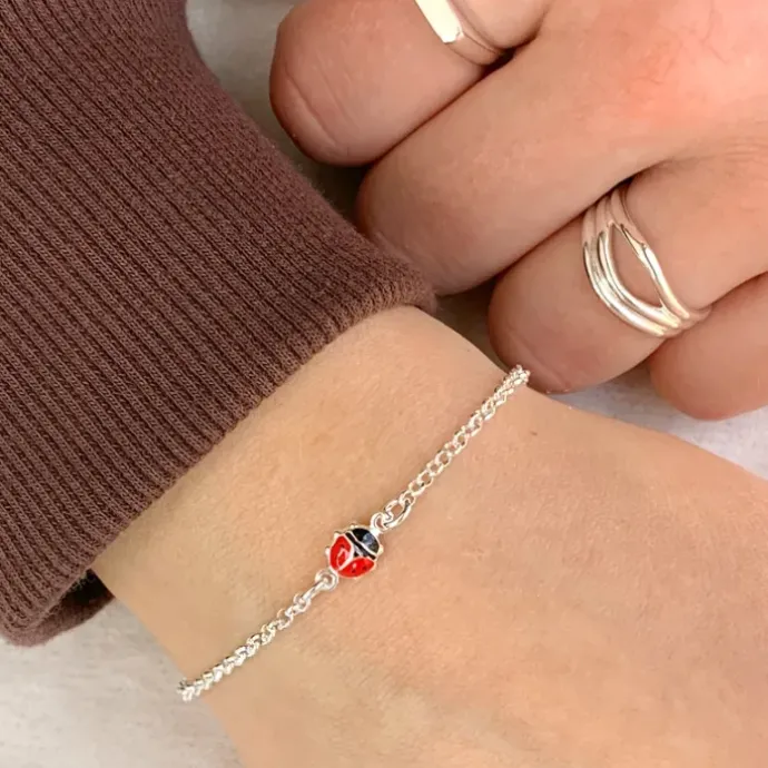 Mariehøne armbånd i sølv med vedhæng i sølv