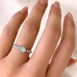 Månesten ring i oxideret sterlingsølv