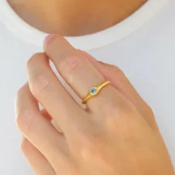 Mørkeblå krystal ring i forgyldt sølv