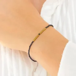 Mørkeblå metallic armbånd med sten og hematite.