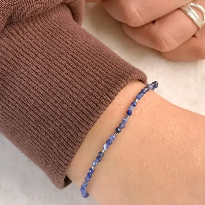 Mørkeblå sten armbånd med sodalit og hematite.