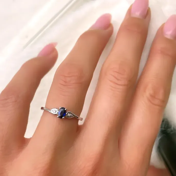 Oval blå safir ring i 14 karat hvidguld 0,008 ct 0,35 ct