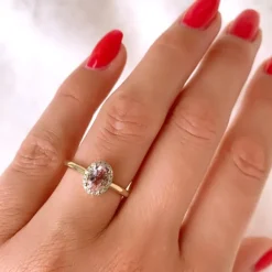 Oval morganit diamantring i 14 karat guld 0,83 ct 0,09 ct