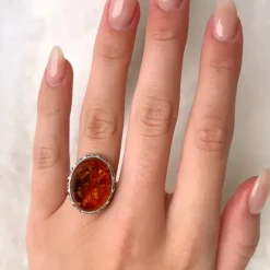 Oval rav ring i oxideret sterlingsølv
