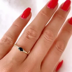 Oval safir diamantring i 14 karat guld 0,35 ct 0,06 ct