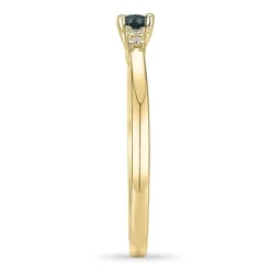 Oval safir diamantring i 14 karat guld 0,35 ct 0,06 ct
