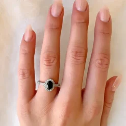 Oval sort ring i sølv