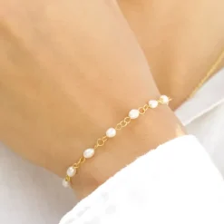 Perle armbånd i forgyldt sølv med vedhæng i forgyldt sølv