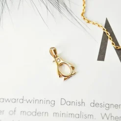 Pingvin diamant guldvedhæng i 14 karat guld 0,01 ct
