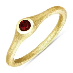 Rød krystal ring i forgyldt sølv
