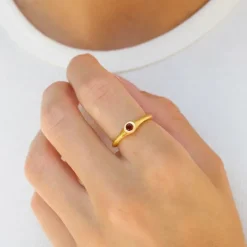 Rød krystal ring i forgyldt sølv