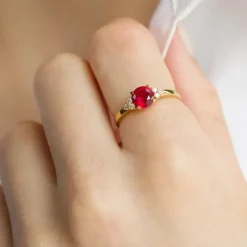 Rød rubin ring i 9 karat guld