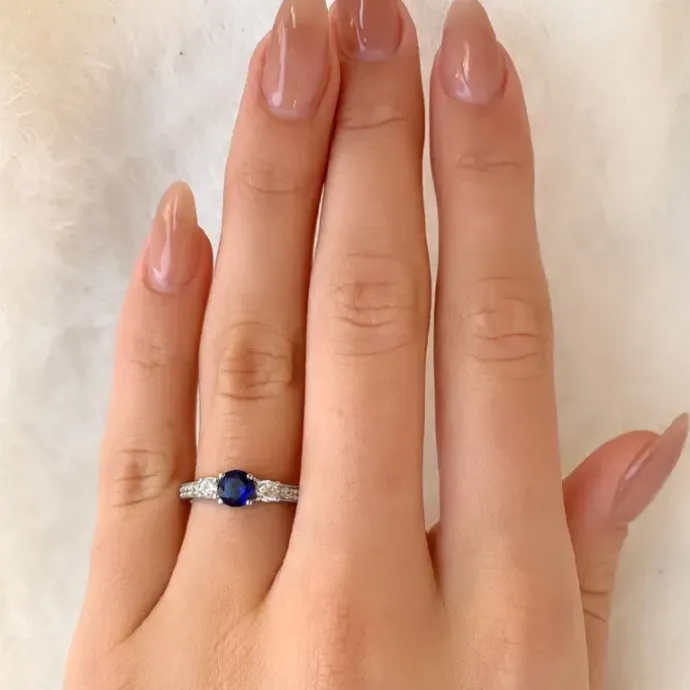 Ringe: blå zirkon ring i rhodineret sølv