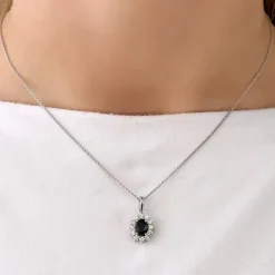 Rosetvedhæng i 14 karat hvidguld 0,55 ct 1,05 ct