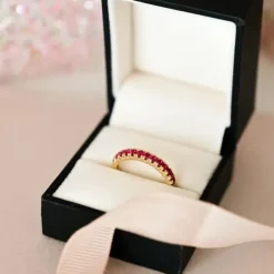 Rubin alliancering i 14 karat guld 0,70 ct