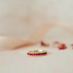 Rubin alliancering i 14 karat guld 0,70 ct