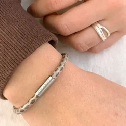 Rund brun slangearmbånd i læder med stål lås x 4 mm