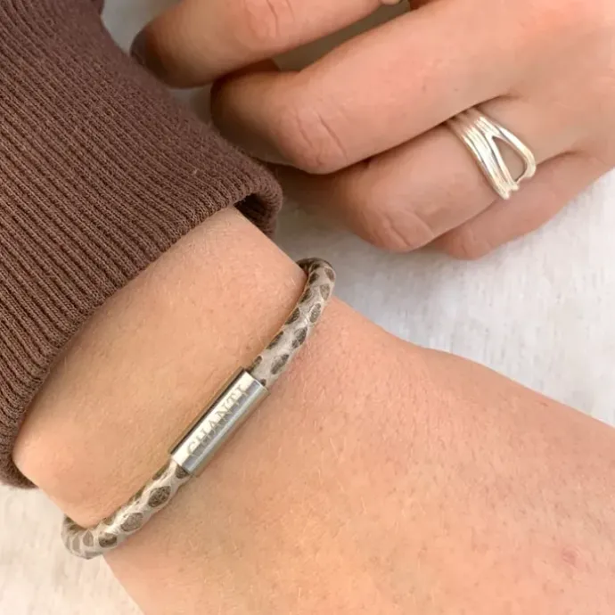 Rund brun slangearmbånd i læder med stål lås x 4 mm