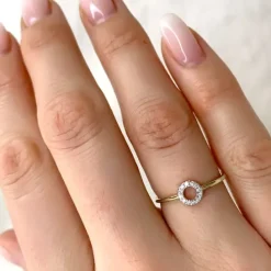 Rund diamantring i 9 karat guld.- og hvidguld 0,06 ct