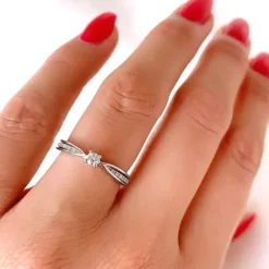 Rund diamantring i 14 karat hvidguld 0,14 ct