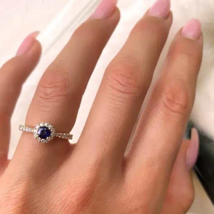 Rund safir rosetring i 14 karat guld 0,31 ct 0,45 ct