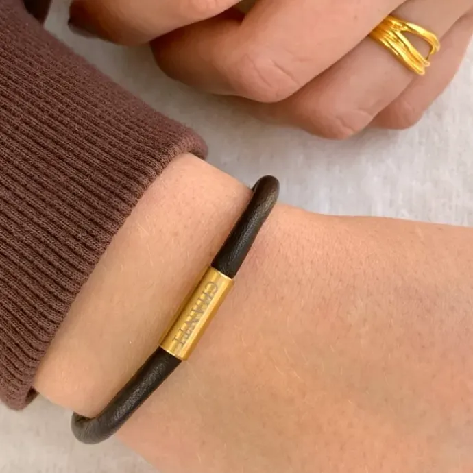 Rund sort armbånd i læder med forgyldt stål lås x 4 mm