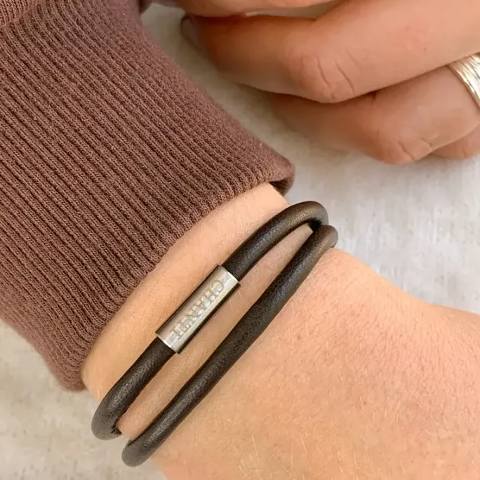 Rund sort læder armbånd i stål x 4 mm