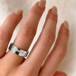 Rund zirkon ring i rhodineret sølv
