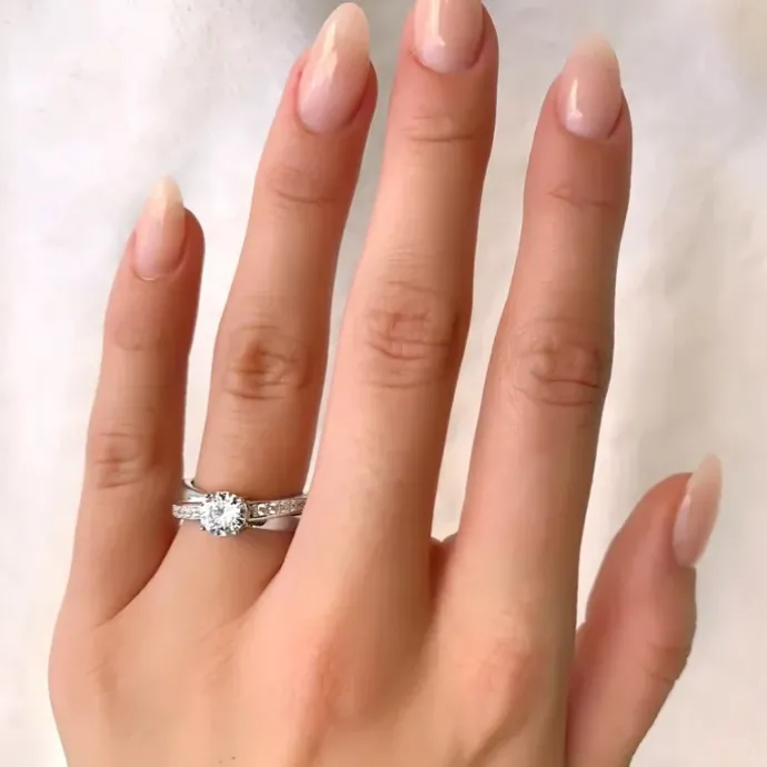 Rund zirkon ring i sølv