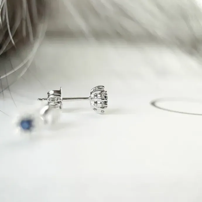 Runde safir brillantøreringe i 14 karat hvidguld med diamant og safir