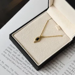 Safir diamantvedhæng i 14 karat guld 0,04 ct 0,34 ct
