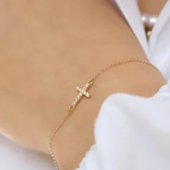 Siersbøl kors armbånd i 8 karat guld hvid zirkon